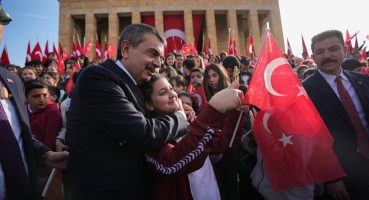 23 Nisan’da anlamlı ziyaret: Bakan Tekin öğrencilerle Anıtkabir’de
