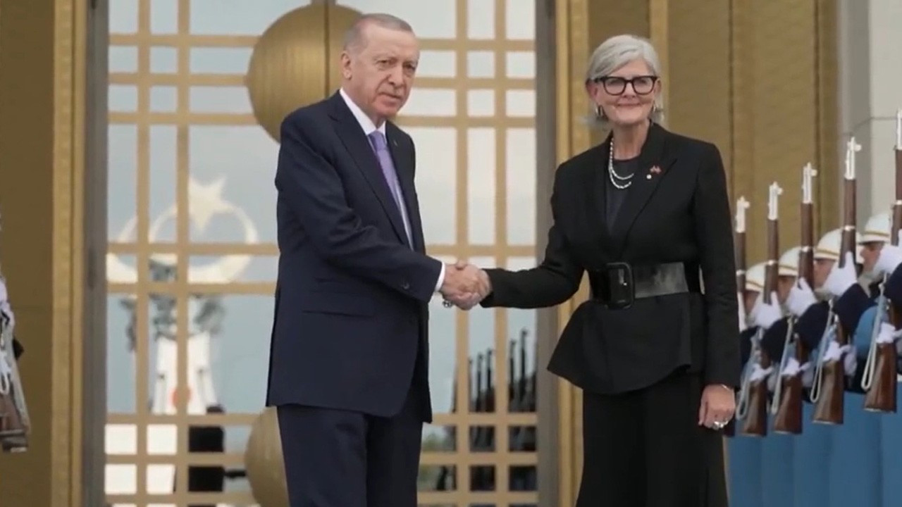 cumhurbaskani-erdogan-avustralya-genel-valisi-mostyn-ile-gorustu-vsfCacMX.jpg