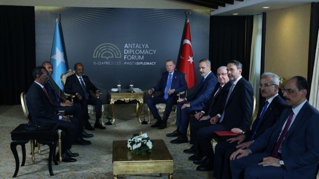cumhurbaskani-erdogan-ve-bakan-bayraktardan-yatirim-diplomasisi-LTE3OSg9.jpg