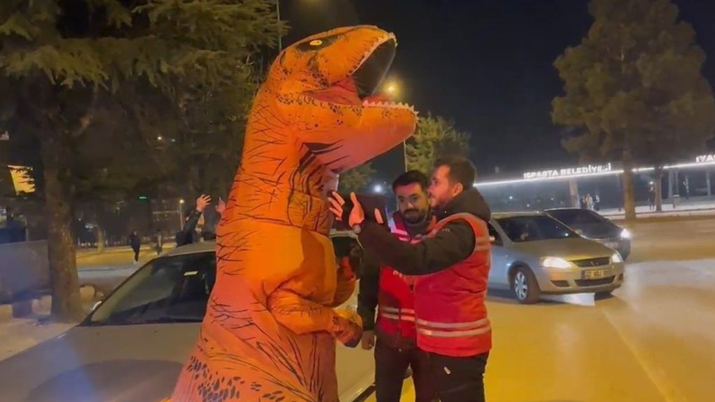 turkiye-onu-dinozor-kostumuyle-tanidi-trafik-kazasinda-agir-yaralandi-hFcBvzPX.jpg
